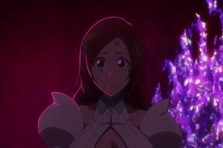 Orihime aparece em primeiro plano, cercada por uma energia violeta diante de um cenário escuro.