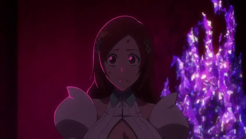 Orihime aparece em primeiro plano, cercada por uma energia violeta diante de um cenário escuro.