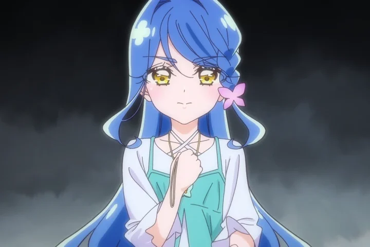 Cure Eclair, de cabelo azul, aparece em primeiro plano com a mão junto ao peito, enquanto a cena escura envolve seu corpo.