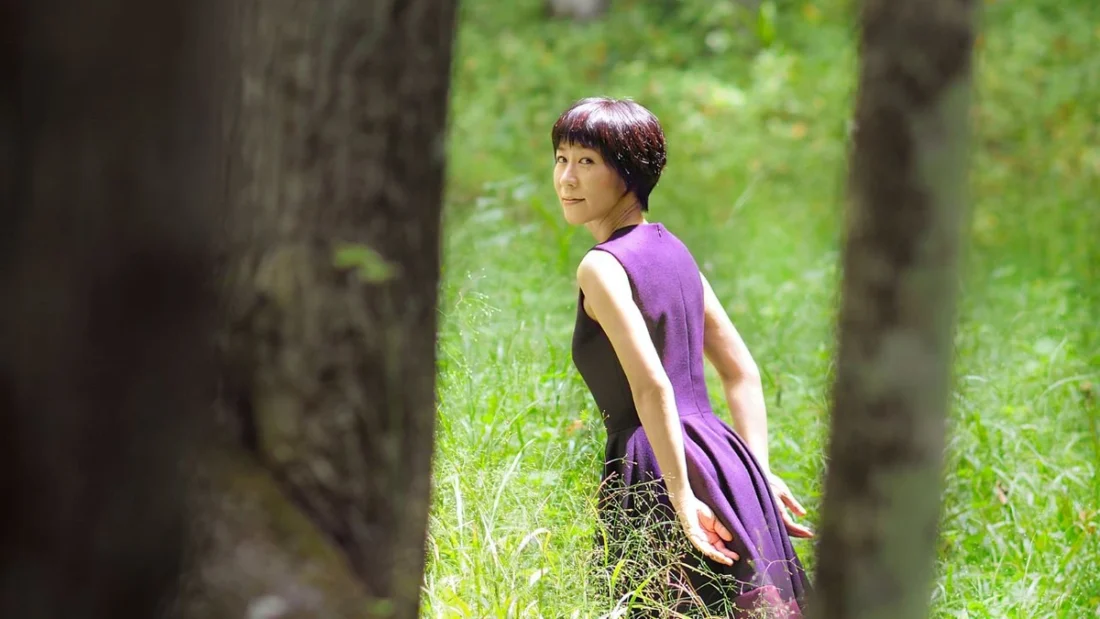 Imagem de divulgação relacionada a Yoko Kanno relaciona viagens e criação musical em nova entrevista
