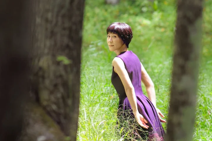 Imagem de divulgação relacionada a Yoko Kanno relaciona viagens e criação musical em nova entrevista