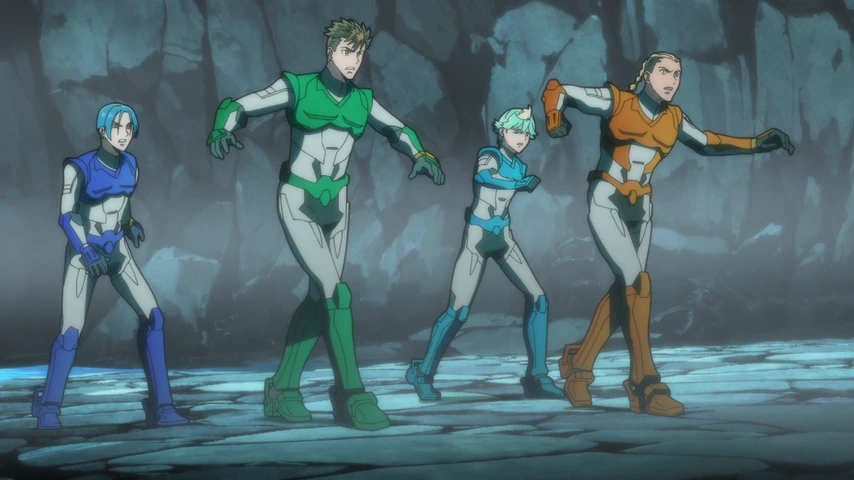 Quatro personagens usando armaduras coloridas estão reunidos em uma caverna diante de um guerreiro.