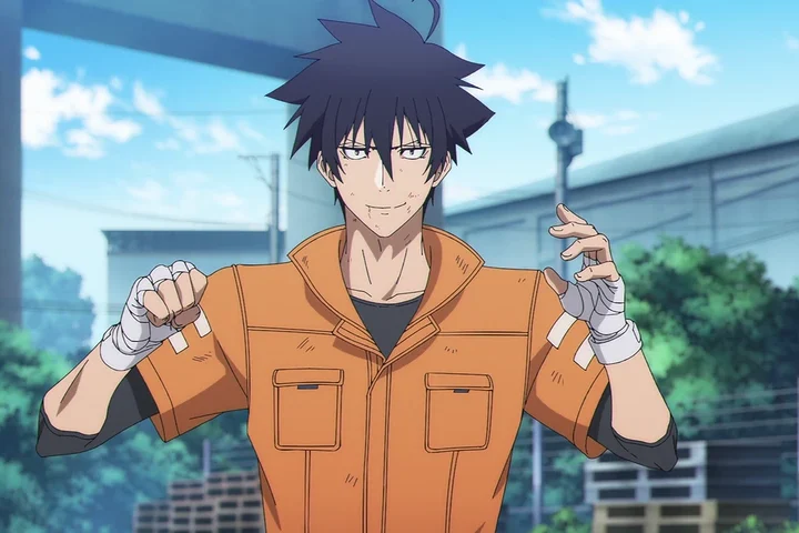 Jiro segura uma garrafa de suco enquanto Reiji está sentado ao fundo do pátio.