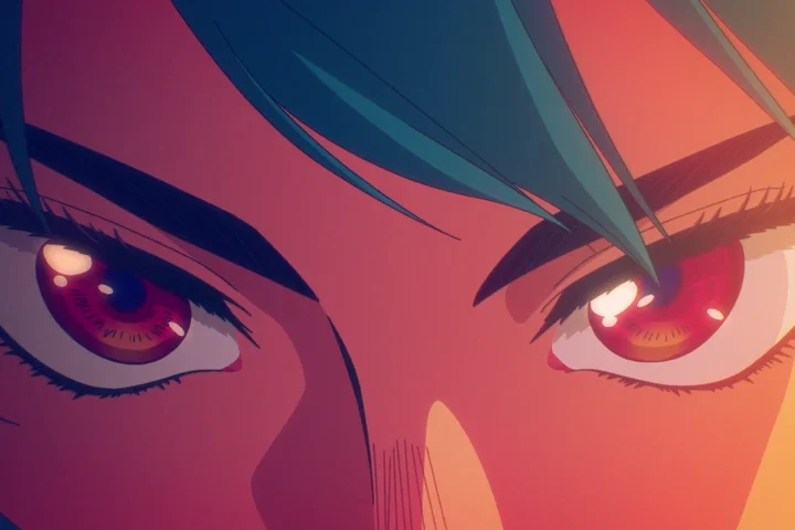 Close de Motoko Kusanagi com cabelos azuis, iluminada por tons vermelhos e azuis.