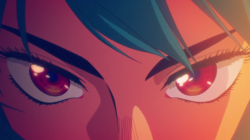 Close de Motoko Kusanagi com cabelos azuis, iluminada por tons vermelhos e azuis.