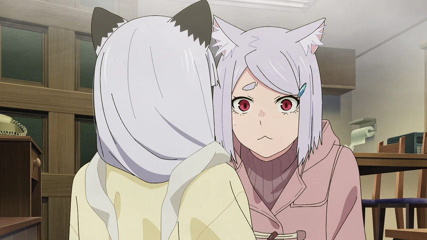 Duas personagens de cabelo branco aparecem sentadas próximas dentro de um apartamento.
