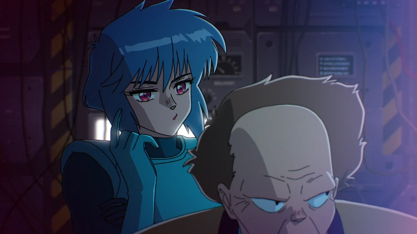 Motoko Kusanagi, de cabelos azuis, sentada ao lado de um homem careca dentro de um veículo.
