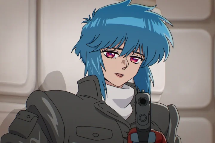 Motoko Kusanagi aparece sentada, com cabelo azul e olhos vermelhos, olhando para a frente dentro de uma sala clara.