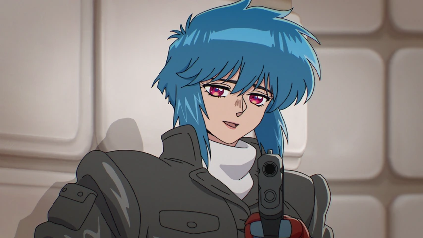 Motoko Kusanagi aparece sentada, com cabelo azul e olhos vermelhos, olhando para a frente dentro de uma sala clara.