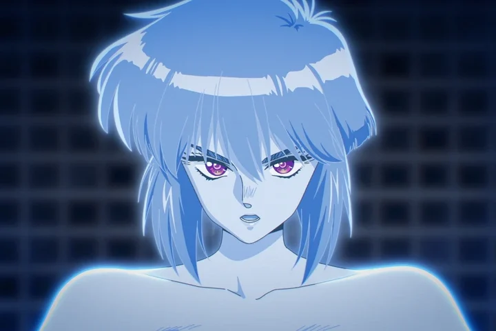 Rosto luminoso de uma mulher de cabelos claros, com olhos violeta, diante de um fundo azul escuro.
