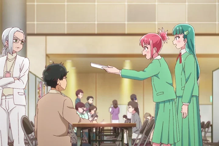 Duas jovens conversam com uma mulher mais velha em uma cafeteria, com folhas sobre a mesa.