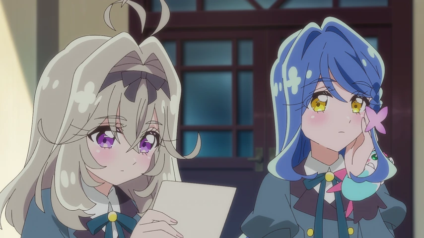 Luluka e Mikuru seguram uma carta diante das colegas no pátio da escola.
