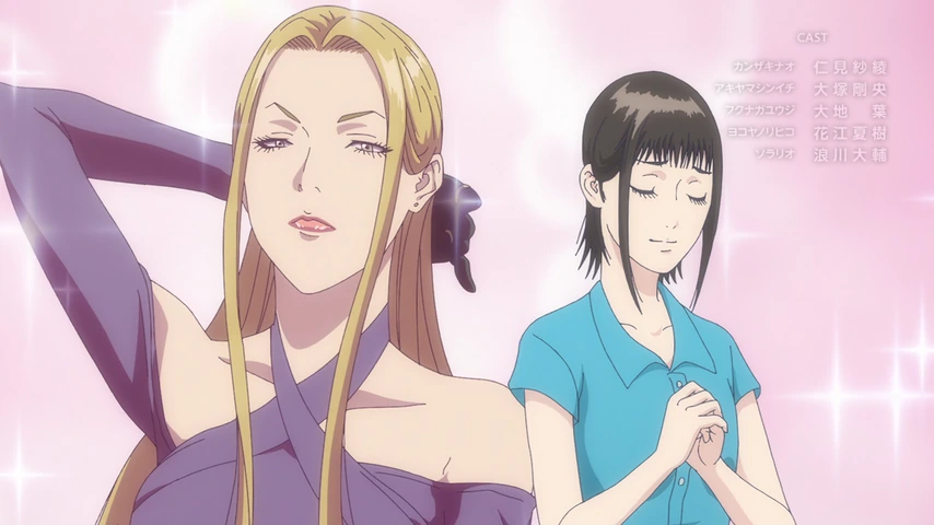 Fukunaga ergue um braço enquanto Nao aparece ao fundo, em uma cena de tom cômico.