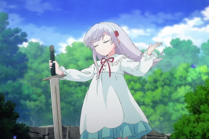 Nia Liston, de vestido branco, segura uma espada em um pátio ensolarado.