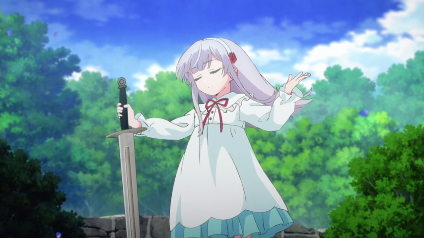 Nia Liston, de vestido branco, segura uma espada em um pátio ensolarado.