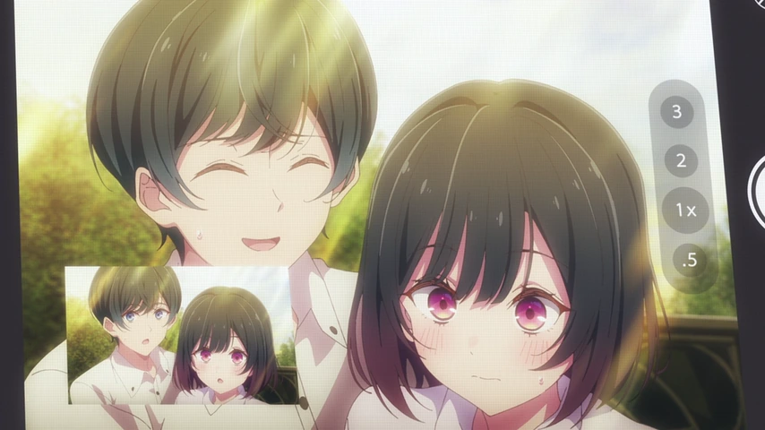 Koharu e Sota aparecem juntos na tela de um celular durante uma selfie no jardim do café.