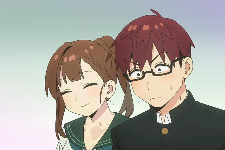 Ume Mizunoe aparece ao lado de uma estudante de cabelos castanhos, e os dois sorriem diante de um fundo claro.
