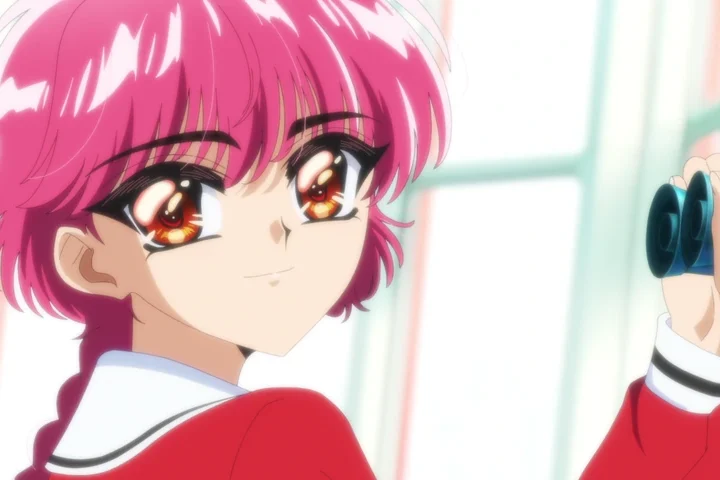 Close de Hikaru, de cabelo rosa, olhando pelo telescópio na Torre de Tóquio.