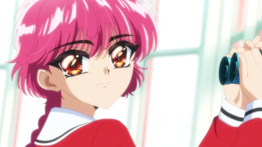 Close de Hikaru, de cabelo rosa, olhando pelo telescópio na Torre de Tóquio.