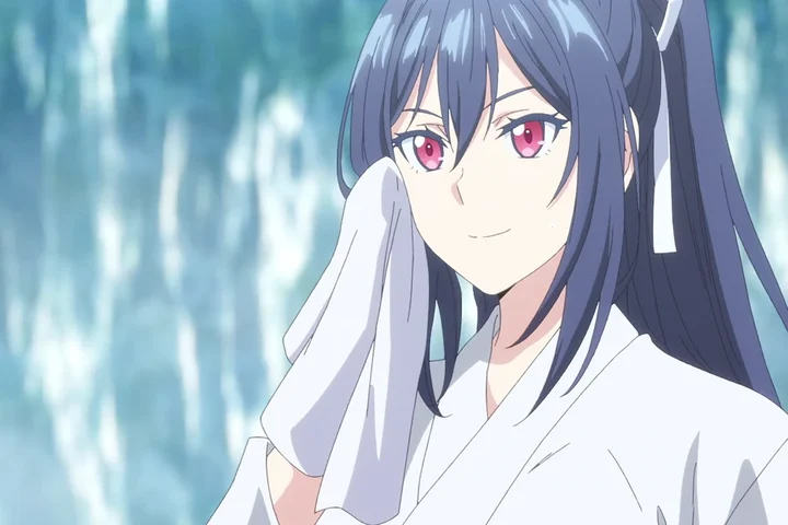 Yukine Mizumori aparece em close, diante de uma cachoeira.