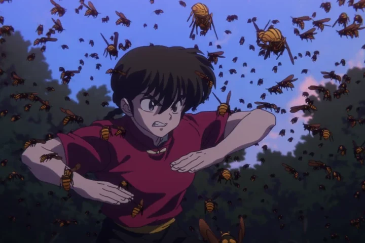 Ranma, usando uma camisa vermelha, salta no ar em meio a uma nuvem escura de insetos e árvores.