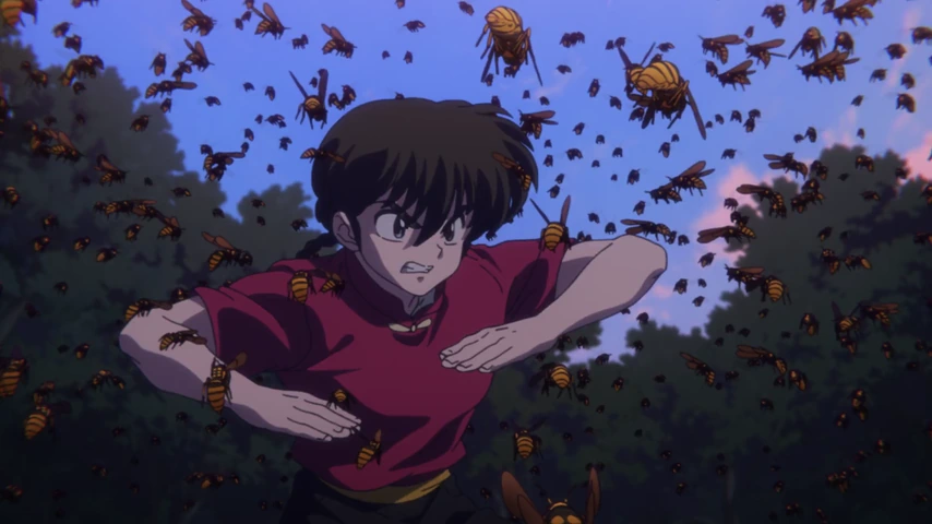Ranma, usando uma camisa vermelha, salta no ar em meio a uma nuvem escura de insetos e árvores.