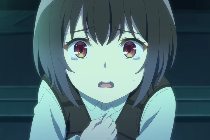 Nagisa aparece em primeiro plano dentro do laboratório iluminado por luz verde.