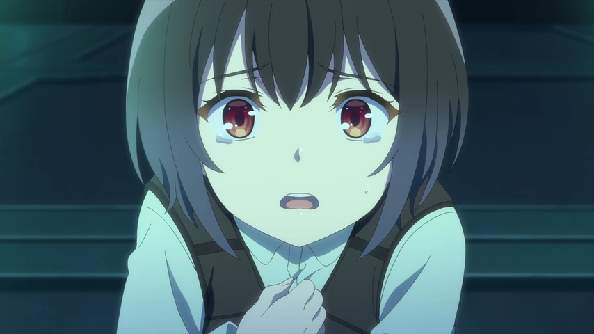 Nagisa aparece em primeiro plano dentro do laboratório iluminado por luz verde.