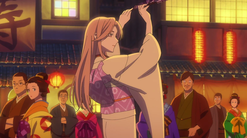 Satoko, usando um quimono claro, ergue um leque durante uma apresentação em uma rua iluminada por lanternas.