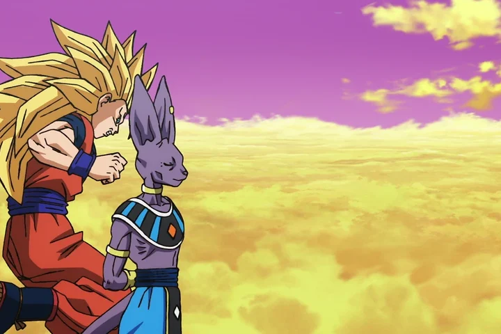 Goku transformado em Super Saiyajin 3 encara Beerus em um campo sob um céu roxo.