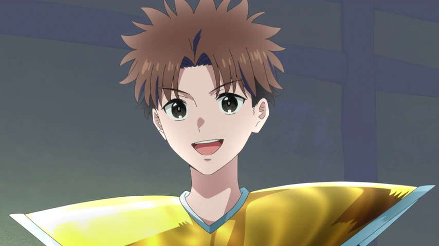 Rein aparece sorrindo enquanto usa uma armadura amarela e volumosa.
