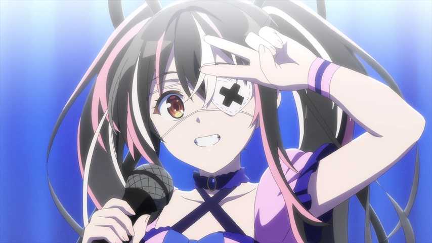 Yui Saikawa segura um microfone no palco, sob luzes azuis.