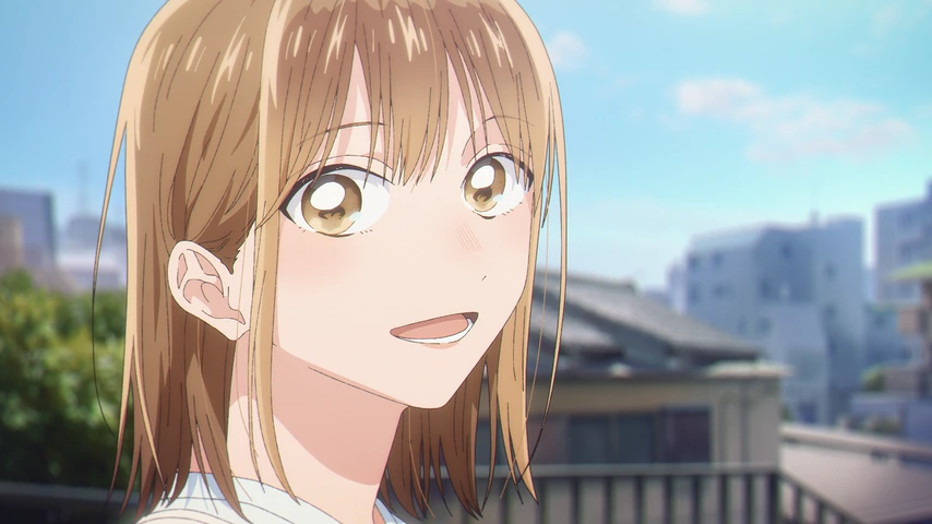 Chinatsu sorri em close sob a luz do dia.